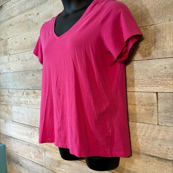 🛍️3/$30 Lord & Taylor women’s fuchsia v-neck short-sleeved t-shirt size 1X - Picture 2 of 7